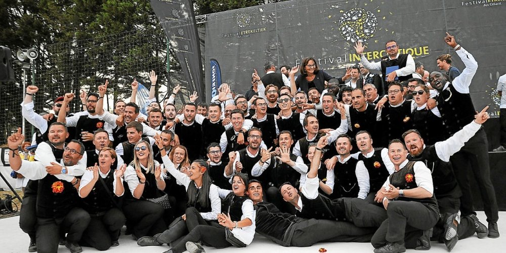 PaysBigoudenSud's tweet photo. [Championnat des bagadoù 🥁] Nouvelle victoire du Bagad Cap Caval lors du Festival Interceltique de Lorient. Tous très fiers de ces musiciens talentueux ! @FESTIVALLORIENT 
A découvrir en vidéo 👇
https://t.co/R3W2L8sTUq
Photo : @LeTelegramme 
#FIL #Bagad #Capcaval #bigoudenjoy https://t.co/ujRLwcihUZ