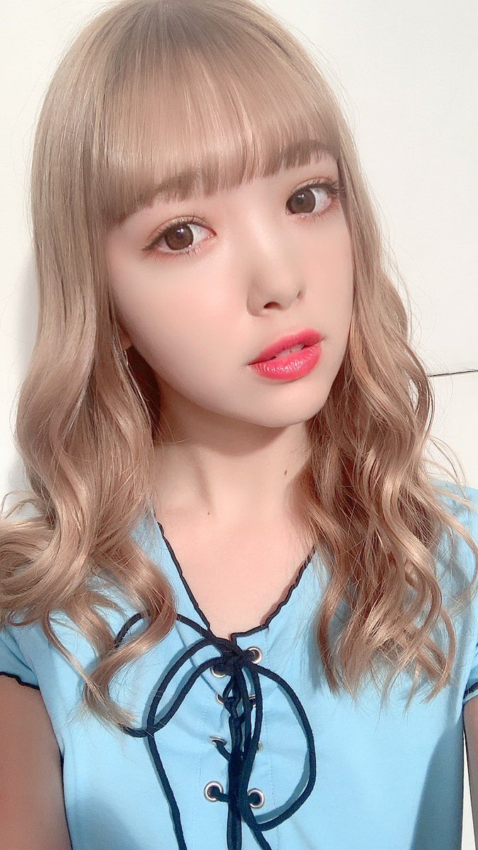 ハイトーンな髪で水色トップスの藤田ニコル あげてけ