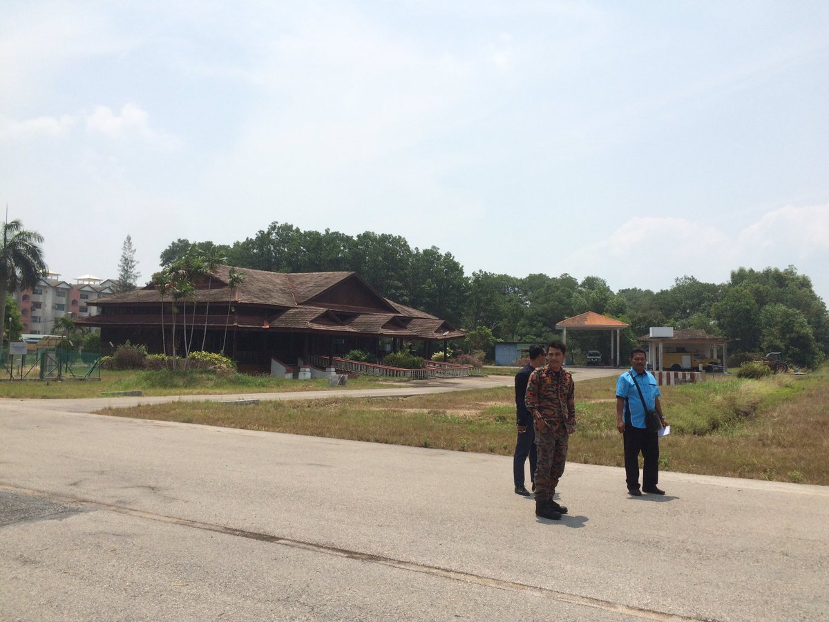 BOMBAperak's tweet photo. Kajian Kawasan di Airport Pulau Pangkor sebagai persediaan awal sempena Pulau Pangkor menjadi pulau bebas cukai...juga melibatkan kawasan sekitar pulau pangkor @azmiosman01 @bombaJBPM @kpkt_gov https://t.co/k1CzA8uuPt