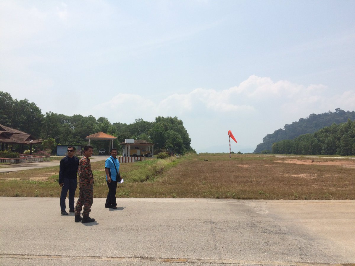 BOMBAperak's tweet photo. Kajian Kawasan di Airport Pulau Pangkor sebagai persediaan awal sempena Pulau Pangkor menjadi pulau bebas cukai...juga melibatkan kawasan sekitar pulau pangkor @azmiosman01 @bombaJBPM @kpkt_gov https://t.co/k1CzA8uuPt