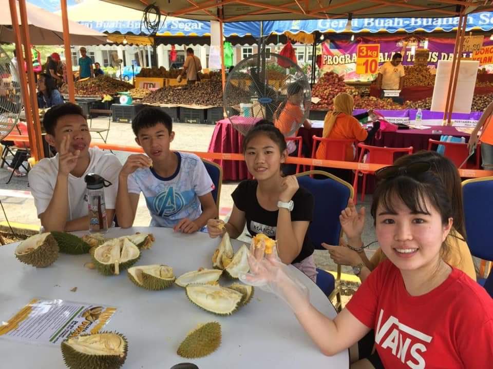 mustahapa's tweet photo. Biarlah gambar berbicara !
#Durian
#DurianMenyatukanKita
#LebihkanMakanBuahTempatan https://t.co/33Gr974wS8