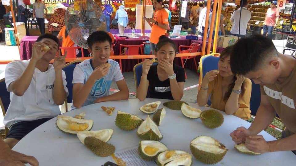 mustahapa's tweet photo. Biarlah gambar berbicara !
#Durian
#DurianMenyatukanKita
#LebihkanMakanBuahTempatan https://t.co/33Gr974wS8