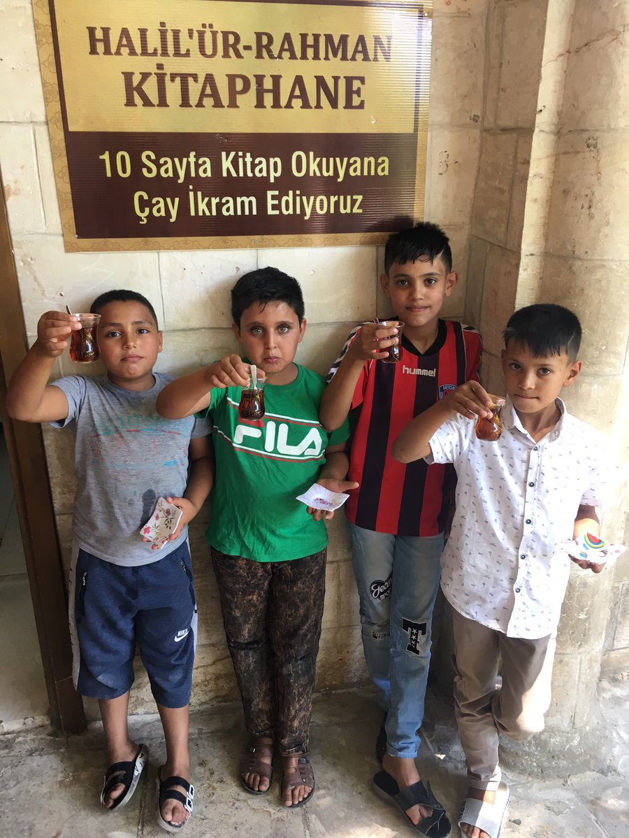 Adiguzel_Yusuf's tweet photo. Adamlarımız Enes, Furkan, İsa ve Ömer, Düriye Ablalarının ikram ettiği çayları afiyetle içtiler. 
Şanlıurfa Halil-ür Rahman Kütüphanesi’nde 10 sayfa kitap okuyana çay ekram ediliyor. Hatta daha çok okuyana, çayın yanına külünçe ikramı dahi var. https://t.co/QQeLPTOmVe