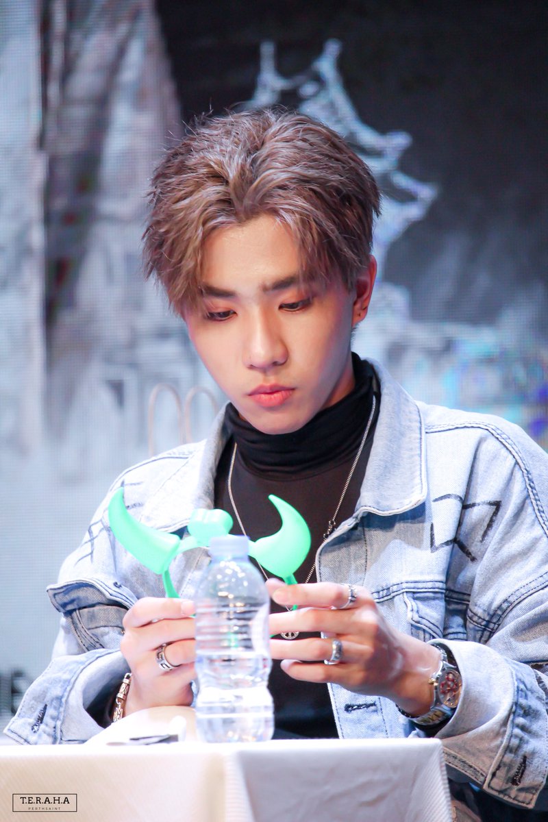 teraha19982001's tweet photo. 190804 Perth &amp; Plan FMT in Hanoi

@perthppe 🐯🖤 

#รอยยิ้มของชูครีม 
#พวกของเจื๋อ 
#PerthPlanFMinHanoi https://t.co/asuA3oDomP
