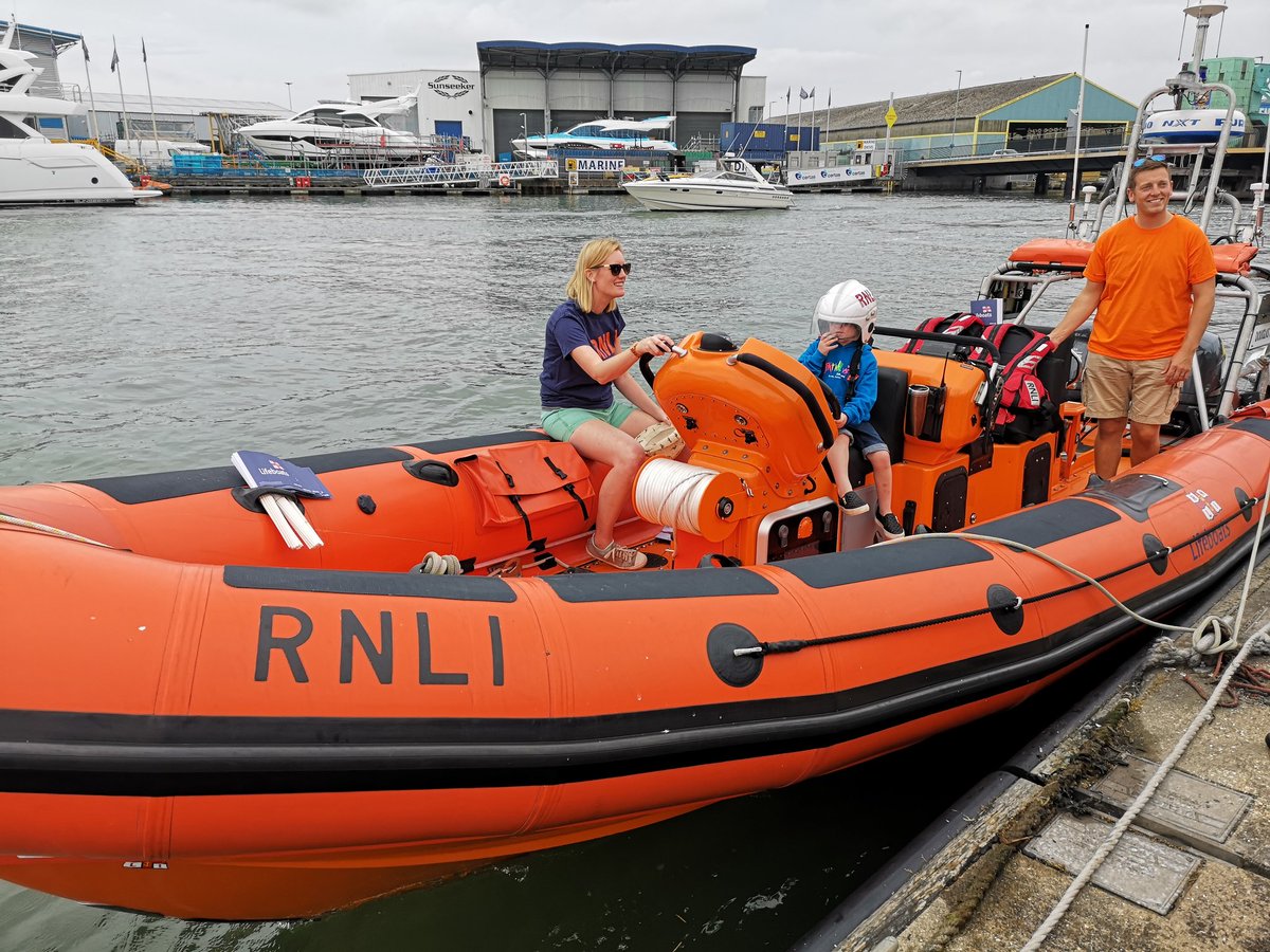 HollyMcfolly's tweet photo. @PooleLifeboats having fun trying out the rescue boats #pooleRNLI https://t.co/tgbjgIhVpd