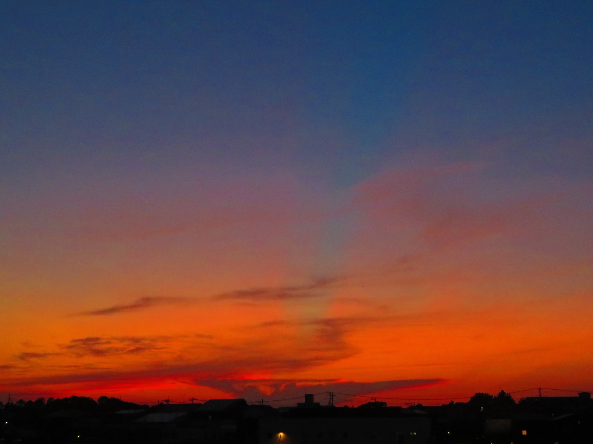 荒木健太郎 すごい綺麗な夕焼け 発達したかなとこ雲の佇む西の空がめっちゃ焼け色に かなとこ雲からは薄明光線も伸びて美しい空色になりました 夕焼けのグラデーションのなかにはスマートな 月も 豊かな夕暮れの時間でした T Co Tkkeems1qz