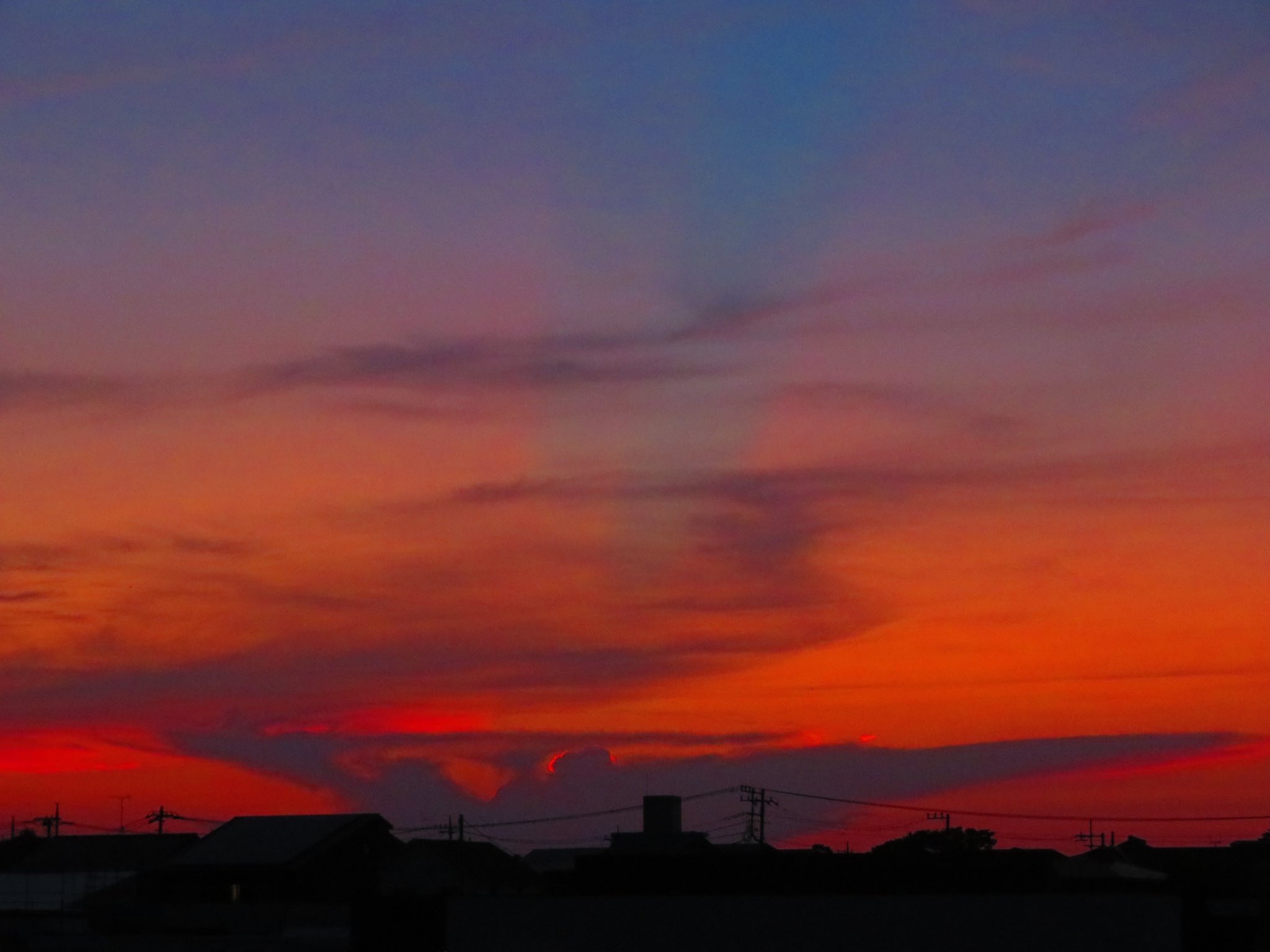 荒木健太郎 すごい綺麗な夕焼け 発達したかなとこ雲の佇む西の 空がめっちゃ焼け色に かなとこ雲からは薄明光線も伸びて美しい空色になりました 夕焼けのグラデーションのなかにはスマートな月も 豊かな夕暮れの時間でした T Co Tkkeems1qz