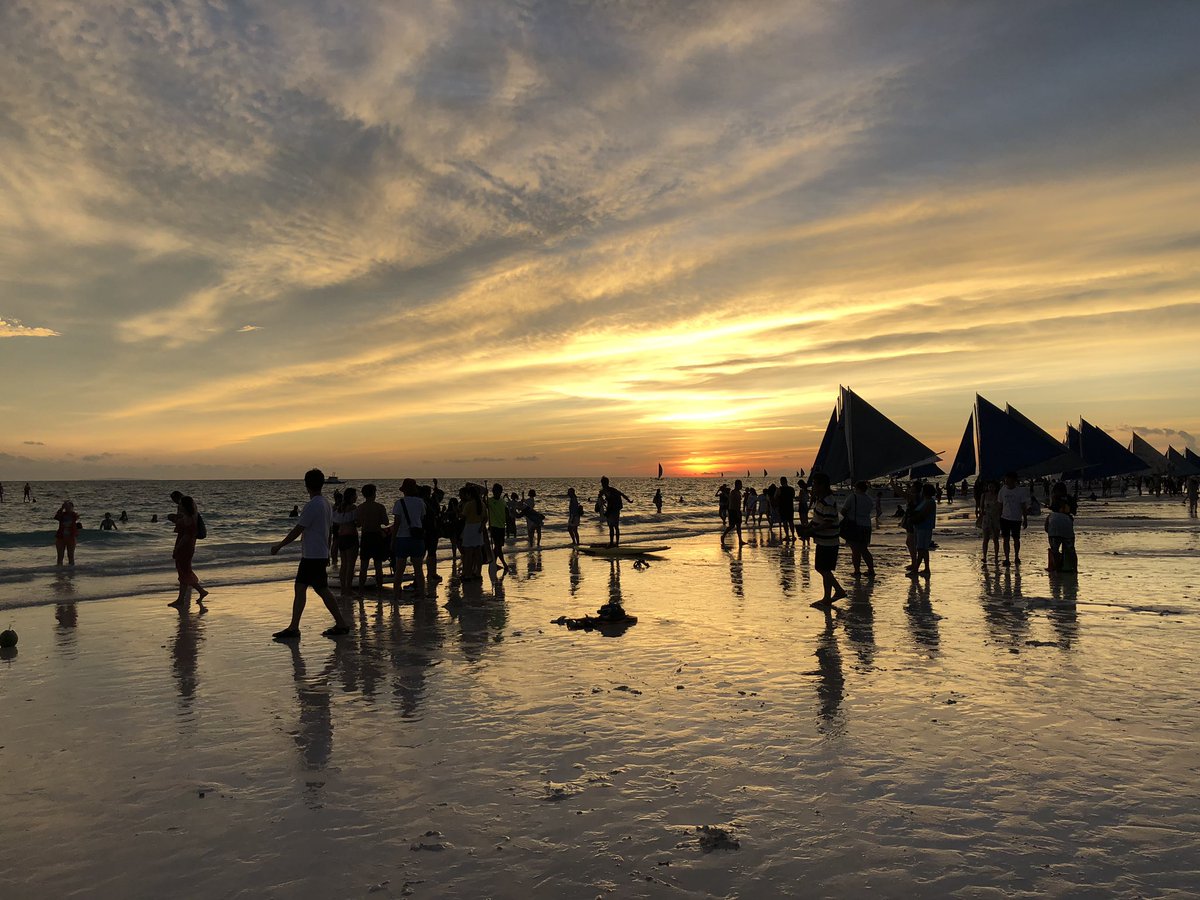 LCost_Tourism's tweet photo. #اذا_رحت #الفلبين #جزيرة_بوركاي #Philippines #boracay لا يفوتك #غروب_الشمس في هالجزيرة الساحرة😍 لان هذا اكثر مايميزها. واختر الطقس المناسب للذهاب الى الجزيرة بمعنى تعال في جو مشمس 😍☀️ https://t.co/bPFv7Cs3vh