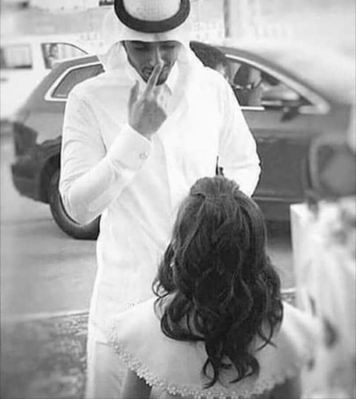 ....""               

            ⠀⠀⠀⠀➝♥ 
يقول:
أنا الثقيل .. الـلي ما ملى عينه أحد 
 وإنتي الجمال أللي جبرني ألتفت ♥️♥️.