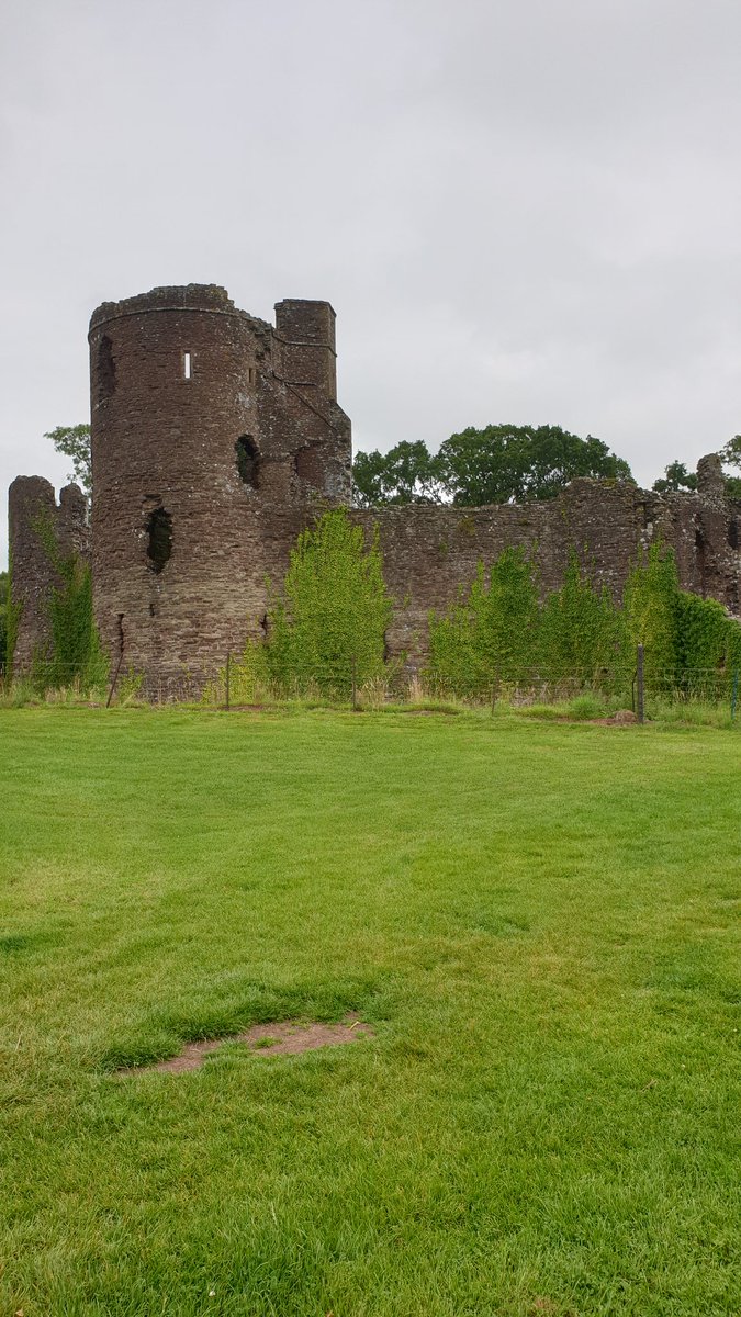 Teuntje71's tweet photo. So far so good... stunning views, a bit Indiana Jones scenes and castle nt 1 #Skenfrith #threecastleswalk https://t.co/ZVo85N5EIa