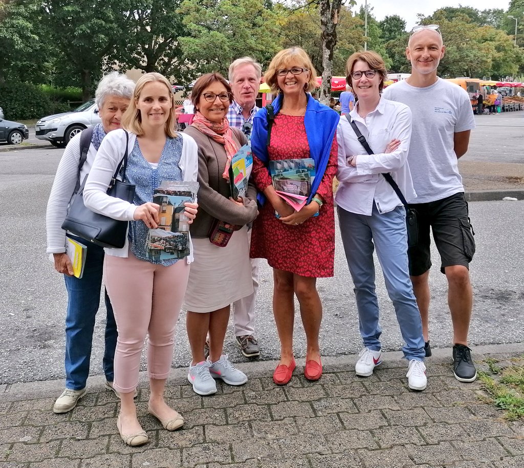 RenaissanceQBO's tweet photo. 📋[#quimper] Un dimanche matin d'échanges avec les quimpérois au marché du Braden. 
Ecouter, discuter, expliquer, débattre, rester au contact et toujours un accueil chaleureux. 
#2ansEM #LaREM

📷 https://t.co/shInaBZ2Cg
