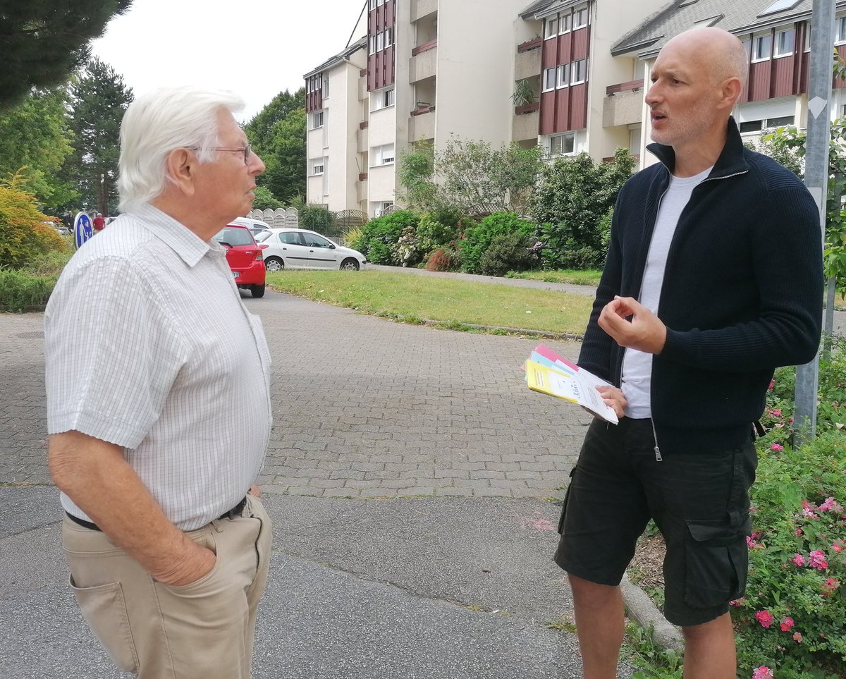 RenaissanceQBO's tweet photo. 📋[#quimper] Un dimanche matin d'échanges avec les quimpérois au marché du Braden. 
Ecouter, discuter, expliquer, débattre, rester au contact et toujours un accueil chaleureux. 
#2ansEM #LaREM

📷 https://t.co/shInaBZ2Cg