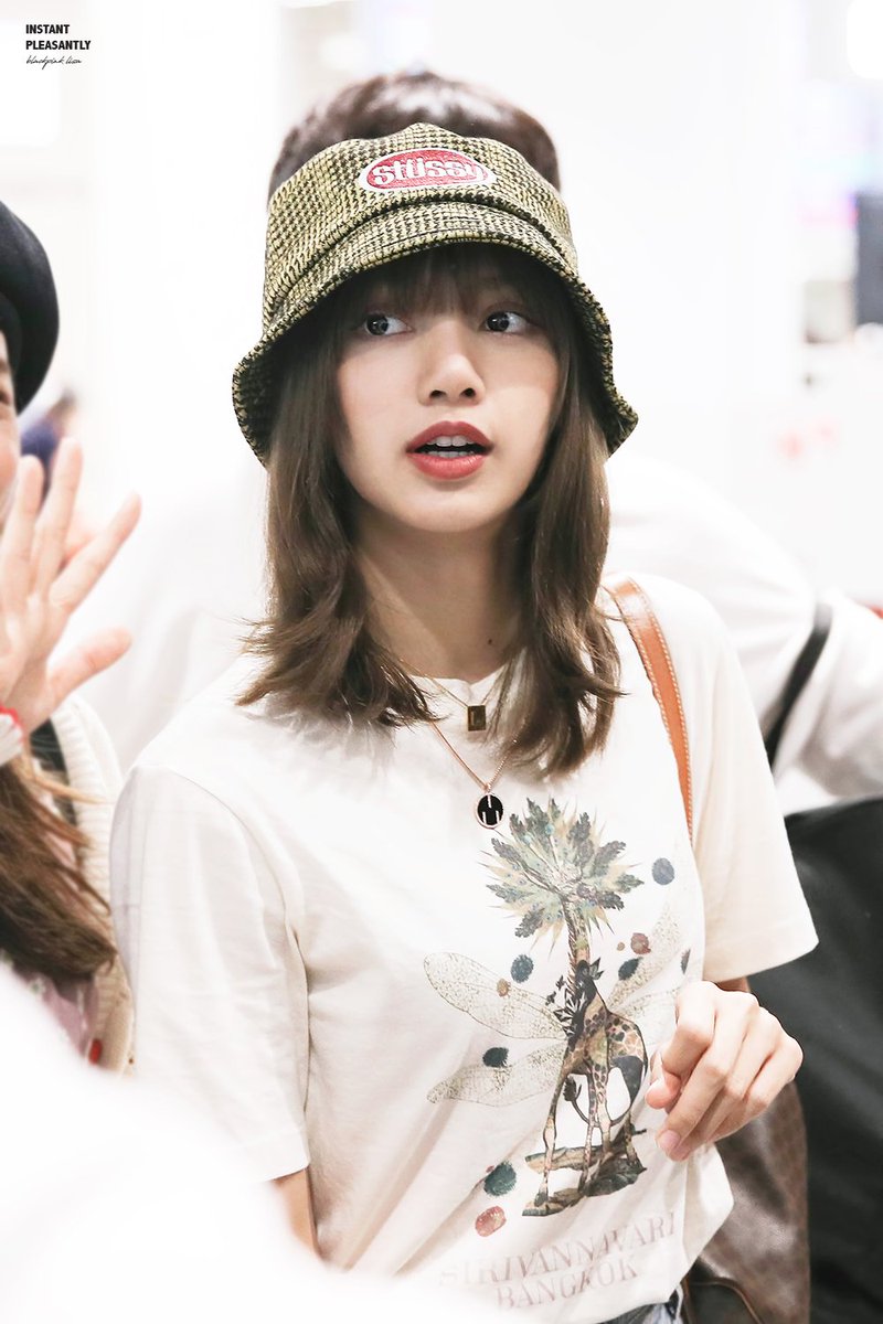 instantp_327's tweet photo. 190728 ICN #블랙핑크 #BLACKPINK #리사 #LISA https://t.co/3gcihZkQE1