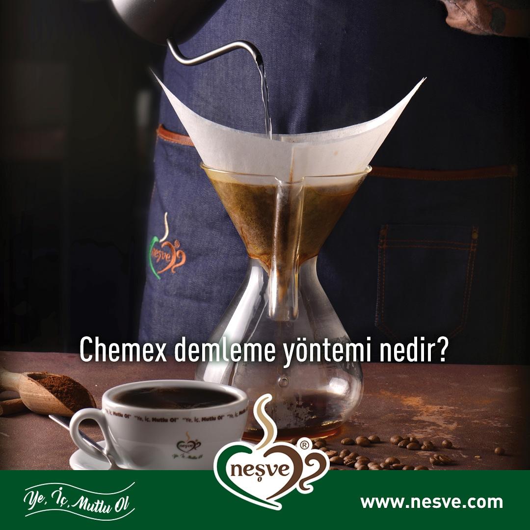 nesvesosyal's tweet photo. Chemex’in tasarımı sayesinde kahve, hem demleme aparatının kenarlarından hem de altından akar. Böylece dengeli bir kahve elde edilmiş olur. Sunumu masada yapılır. https://t.co/vLTdAZDmyR