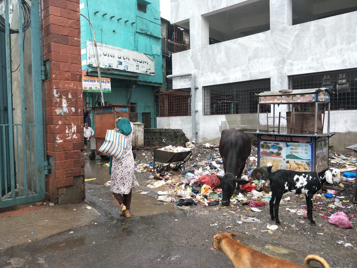swachhsurat2020's tweet photo. #NeedCleaning #GopiTalav @GopiTalav MainGate. #SwachhSurat.
@MySuratMySMC @CommissionerSMC @swachhsurat @SwachhBharatGov @mohsurat https://t.co/NlxoQkRvQr
