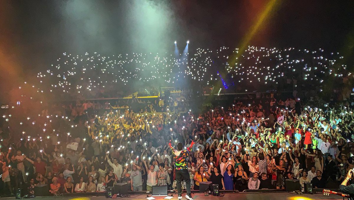 LuisFonsi's tweet photo. Magia, mucha magia en Marbella! Gracias 🙏🏽 @starlitefestival #SoldOut #VIDAWorldTour https://t.co/jsjtrA2Huv