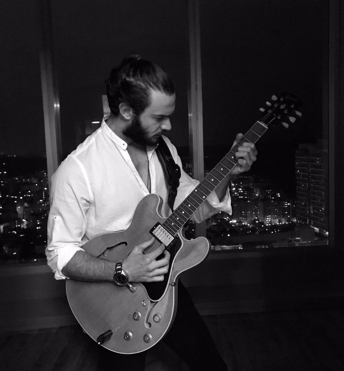 aytacsasmaz's tweet photo. Sıradaki şarkı doğum günü kutlayan kutlamayan düşünen düşünmeyen yakınım uzağım tüm iyi insanlara gelsin.Teşekkür ederim hatırladığınız güzel günlerin her zaman yanıbaşımızda olduğunu hatırlattığınız için!! https://t.co/YWDRGxWOzR