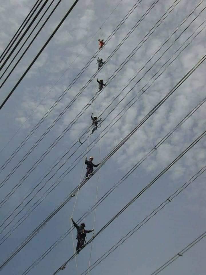 Dibalik #matilampu,,,

Bersabarlah, mereka sedang berjuang agar kmu bsa ngecas hp, biar sinyal normal lagi, dan listrik² bisa nyala lgi...