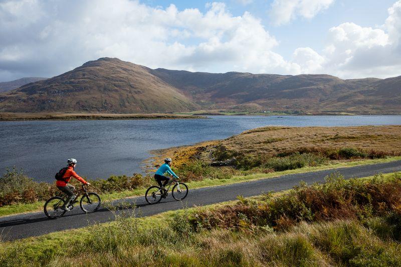 wildatlanticway's tweet photo. Fancy a two-wheeled getaway? Soak in the Great Western Greenway, a 42km cycle route that ends at Achill Island! All this and more Mayo magic here! 🚴🏼  https://t.co/Cl5vMF5L8z #WildAtlanticWay https://t.co/JpMgvVFB31