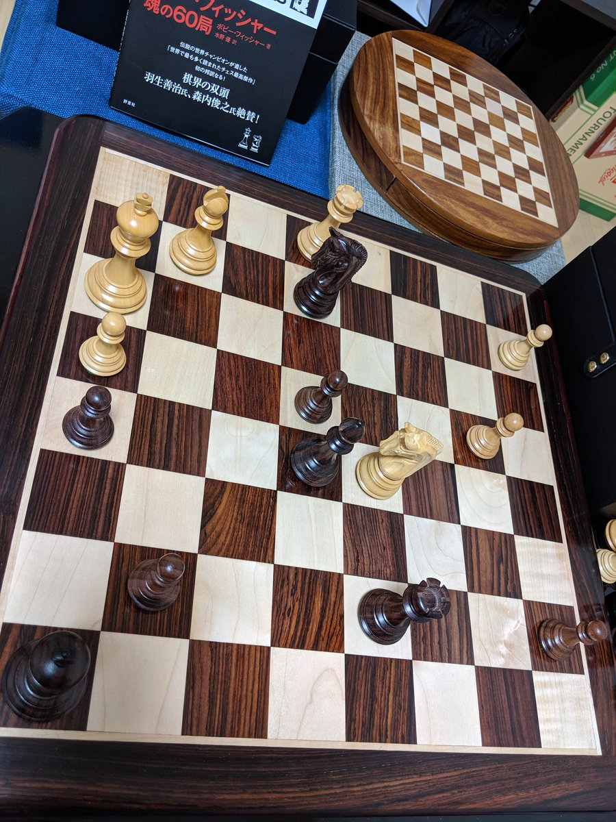 ChessplayerCS's tweet image. よく見たら白キングは一歩も動けない状況だった・・・。

黒の手番で黒のチェックメイト、もしくは駒得。