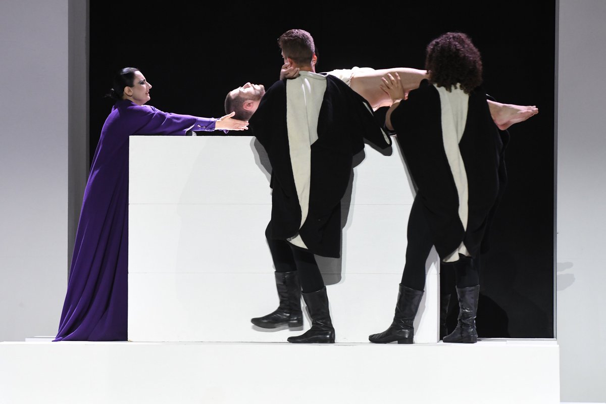 SkillandMusic's tweet photo. Il furore e la disperazione di #Ecuba, interpretata da @carmelaremigio, esploderanno questa sera alle 21 al @FestValleditria, nell'opera omonima di #Manfroce! Il nuovo allestimento, firmato da #PierLuigiPizzi, sarà diretto da @SestoQuatrini. 👉https://t.co/WVlWt02dfK
© C.Lapolla https://t.co/lQQs5BBQoI