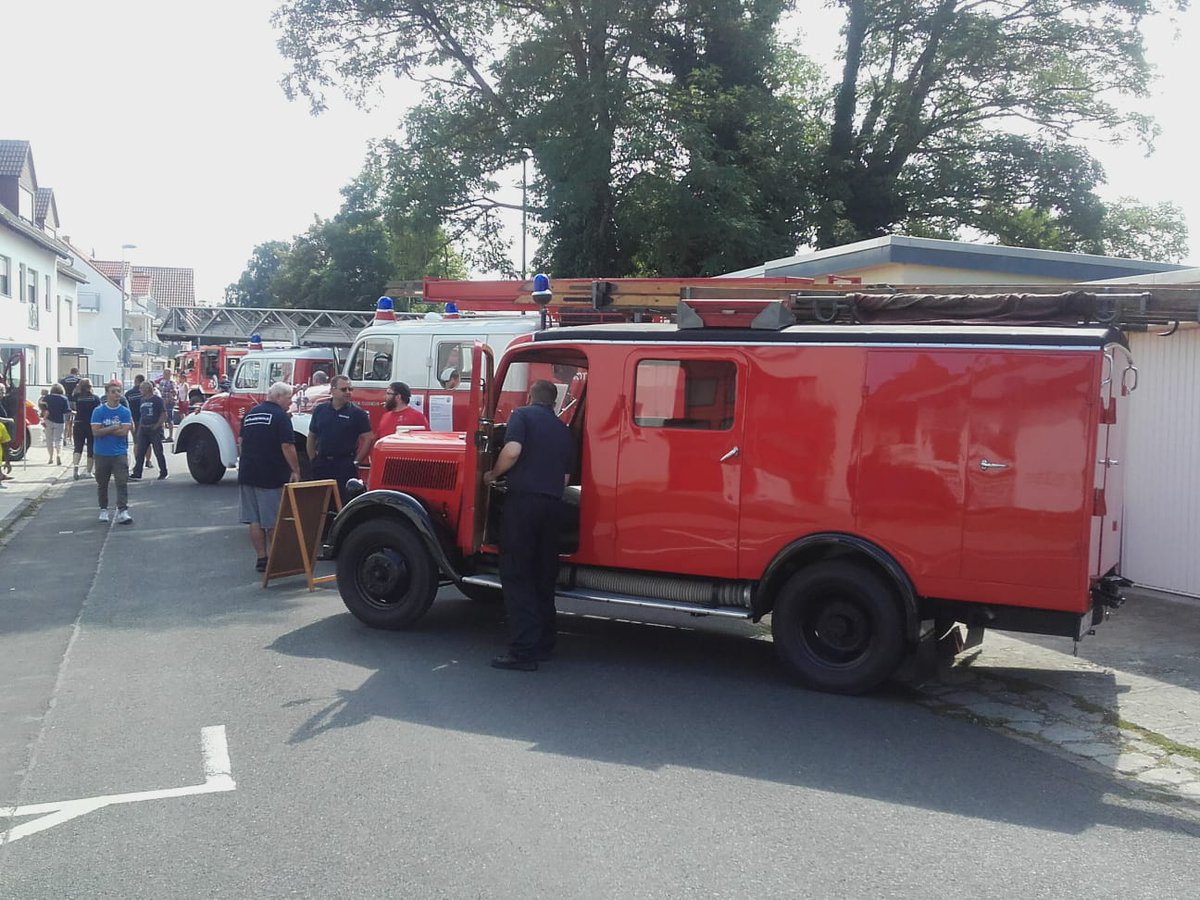 FF_Dietzenbach's tweet photo. Die Museumsgruppe der Feuerwehrvereinigung #Dietzenbach ist heute mit dem #Opel #Blitz beim #Turmfest der @FFEgelsbach in #Egelsbach ^moh
#Feuerwehrmuseum #Feuerwehr #Feuerwehrverein #Förderverein #Oldtimer https://t.co/0od0MigdUz