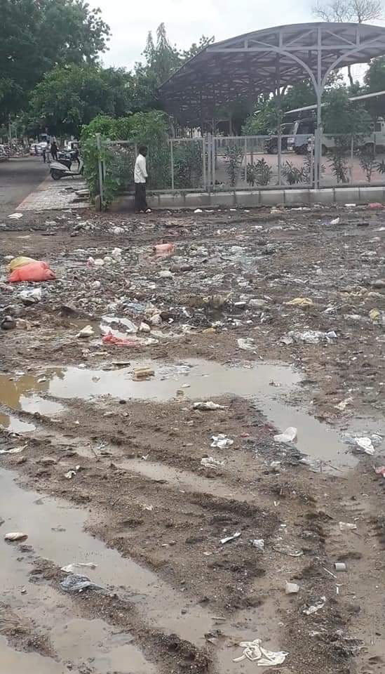 sharanduddagi's tweet photo. @KalaburgiCorp this is nt done by us/wardens of hospital/hospital staff this is  done by dumbing all city garbage here nd carried out from here? This our district hospital campus. 
Note : Im nt blaming anyone its the duty of Mahanagar Palike.. https://t.co/ws0VkcotuK