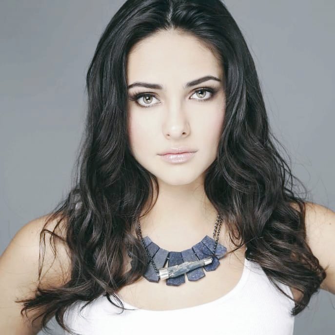 ❃*:･ﾟ┊› Odioso para mí, como las puertas del Hades, es el hombre que oculta una cosa en su seno y dice otra. ‹┊｡⊹˚❃*

   ─ #Alessia, en Hogwarts.

   ─ AU;16