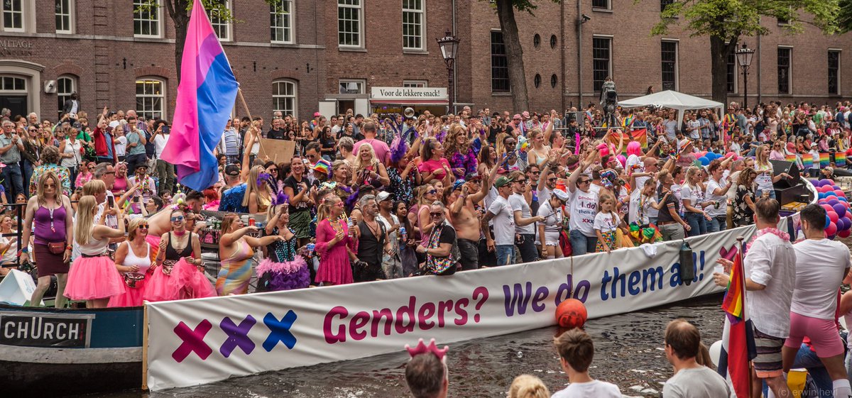 de <a href="/bibootnl/">BiBoot 2020</a> in volle glorie door de grachten van Amsterdam #biboot #biculture #biflag #AmsterdamPride #bisexualg #bipride