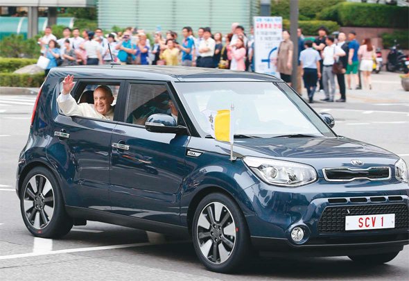 哲也 テツヤ 韓国市場内で人気のない車という意味は起亜ソウルです むしろ日産キューブ サイアンbbは韓国で人気がありました 法王の起亜ソウルを選んだ理由は 欲のない素朴な趣向に合わせた車だそうです Source T Co Jaoomzv5gg T