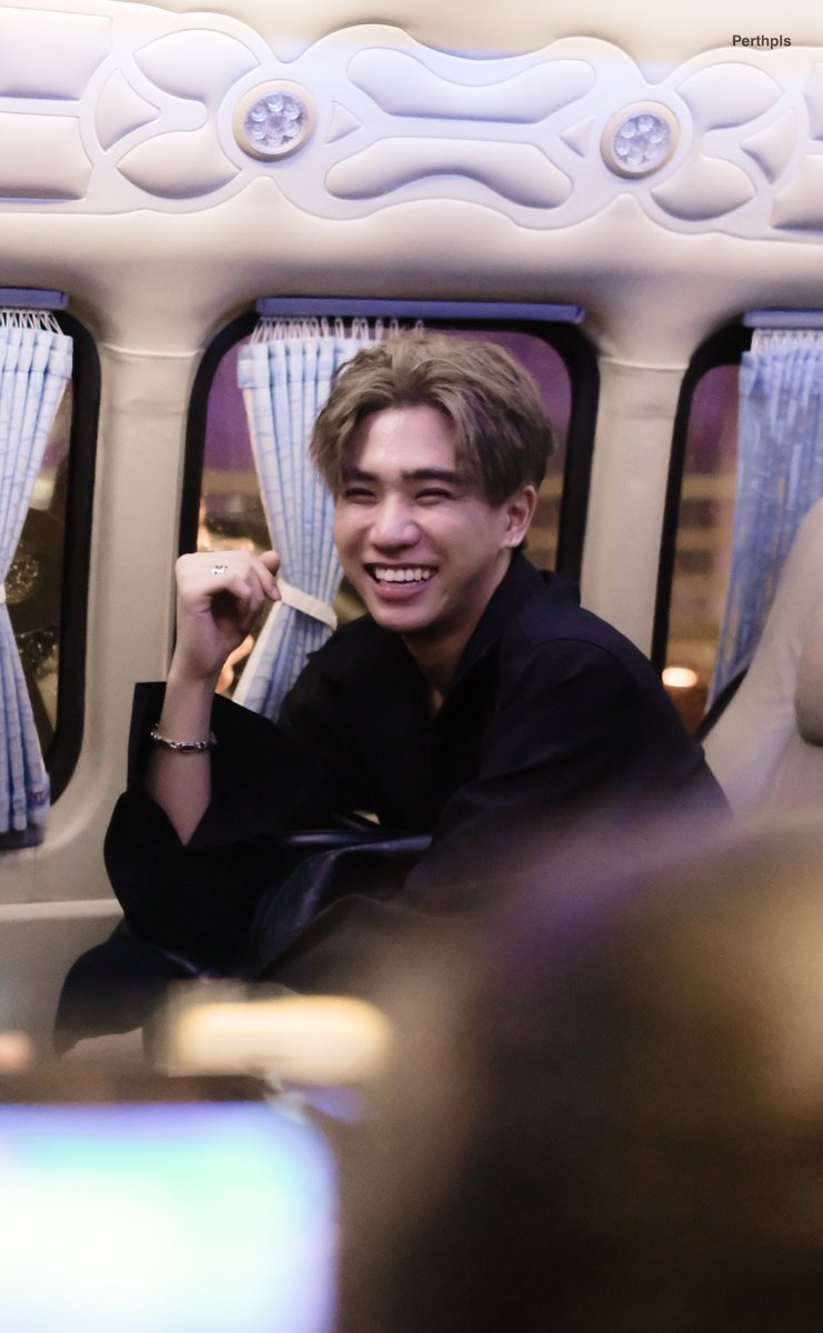 PperthPls's tweet photo. เดินทางมาเหนื่อยๆแต่ก็ยังยิ้มแย้มแจ่มใสอ่ะ เด็กน่ารักเอ้ย! @perthppe 

#PerthPlanFMinHaNoi
#PerthTanapon 
#รอยยิ้มของชูครีม 
#พวกของเจื๋อ https://t.co/FMeQpVz5j0