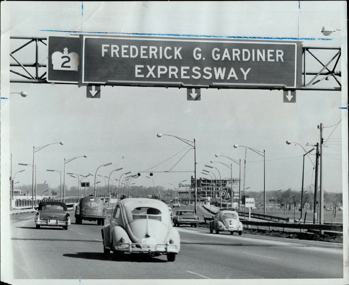 Love it or hate it - 61 years ago, on August 8, 1958 the Gardiner Expressway opened from the Humber River to Jameson Avenue. #TearItDown vs. #KeepIt
#TorontoHistory