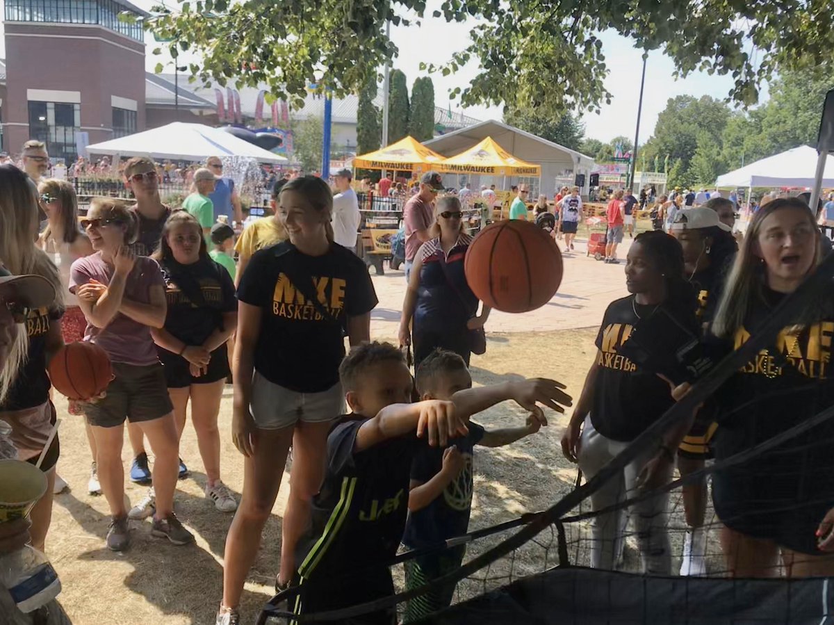 MKE_WBB's tweet image. All 😁 at the @wistatefair! #UnitedWeRoar
