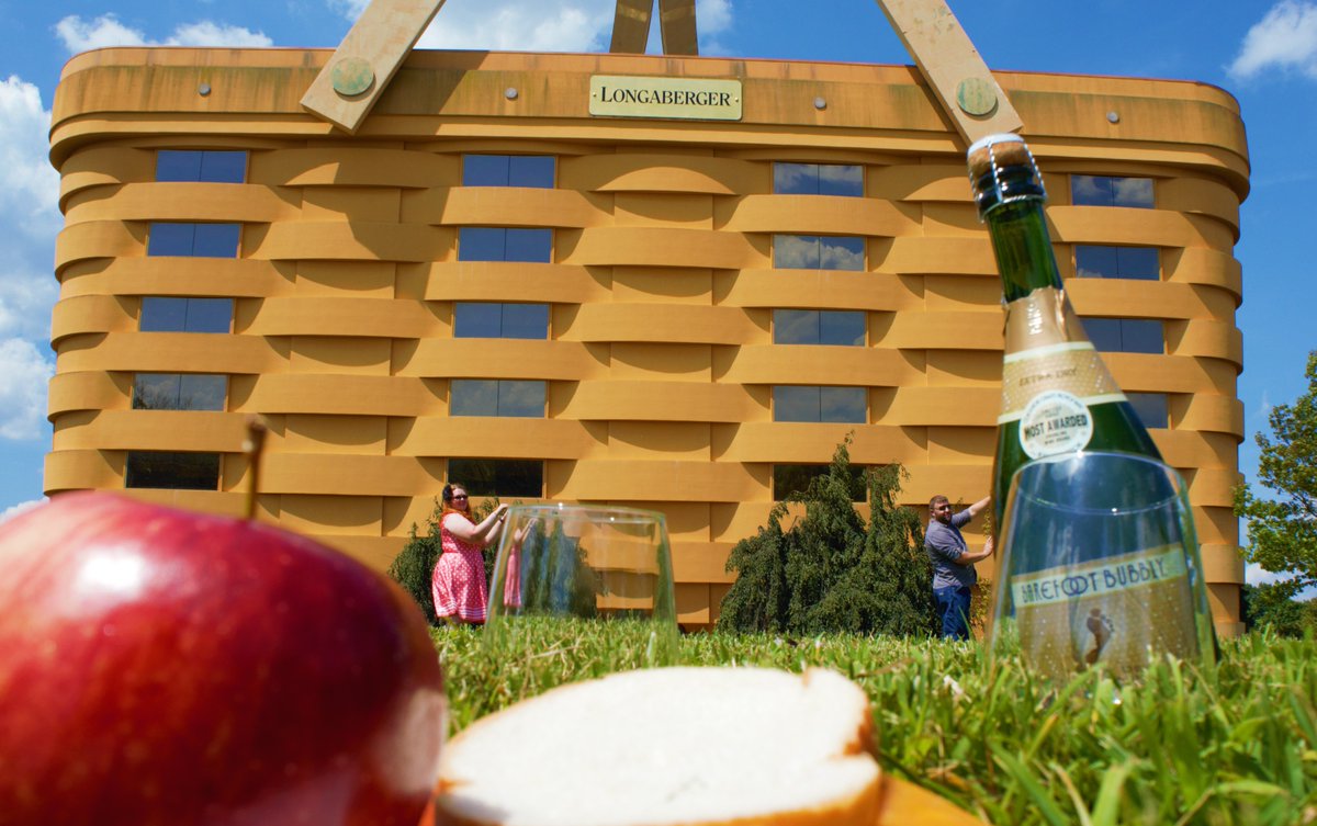 acevan90's tweet photo. #item89 #gish @shenanig8rs
Some people long to have a picnic at the Longaberger Basket Building, and you and your friends are no different. But size matters! Enjoy a to-scale picnic on the grounds in front of the building- giant fruits and sandwiches, etc. https://t.co/SPEtu2YlGd