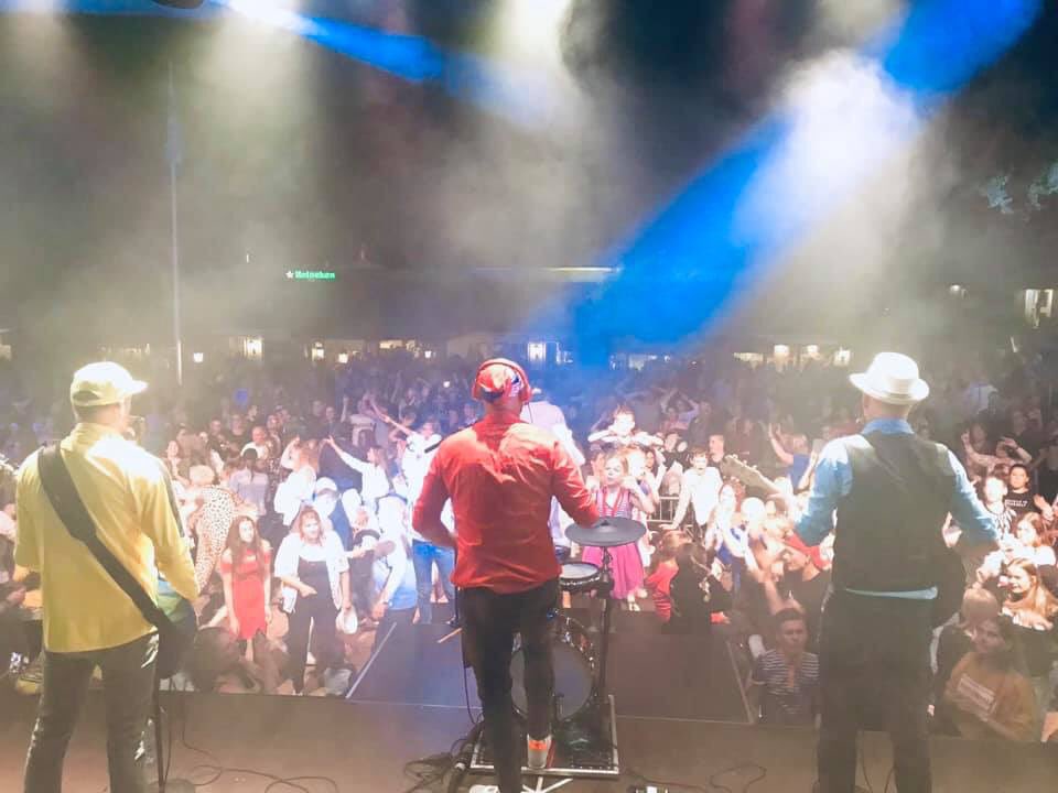 De eerste ná de vakantie is meteen volle bak feest! Vakantiepark Het Lierderholt #onetwotriohussel #entertainmentvoorhethelegezin