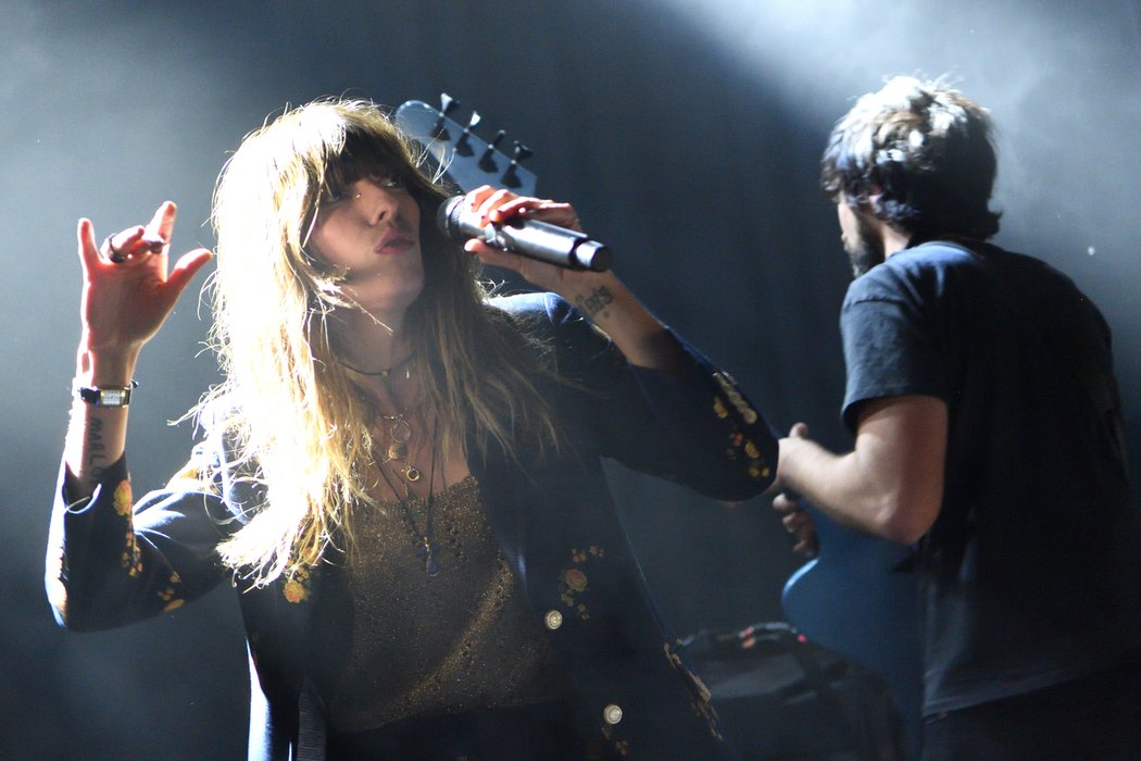 Lou Doillon au festival de Chanteix #corrèze : "On se bat sur scène contre le temps qui court et cette terrible fatalité de la fin" #festival

lamontagne.fr/tulle-19000/lo…