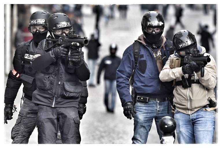 Krazy9Kat's tweet photo. @francoisedegois 😐
#Macron #FlashBalls
#Pétain #IVReich
#AttaliMinions 🌎🥒
#quattrovolteventi #credersestocazzo https://t.co/D3i4N86cn3