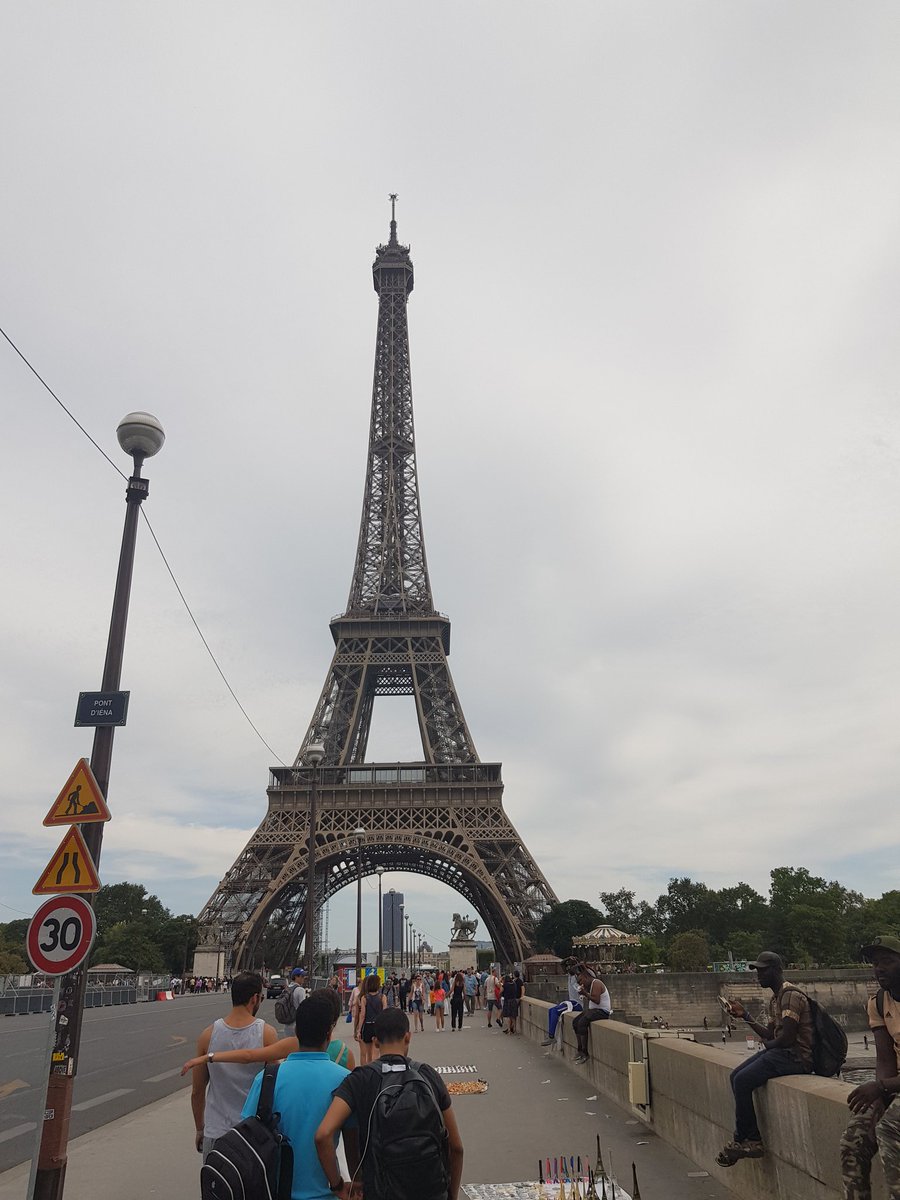 ChrisFCN2's tweet photo. Gleich geht's nauf #Eiffelturm #Paris https://t.co/jGq8faIaaW