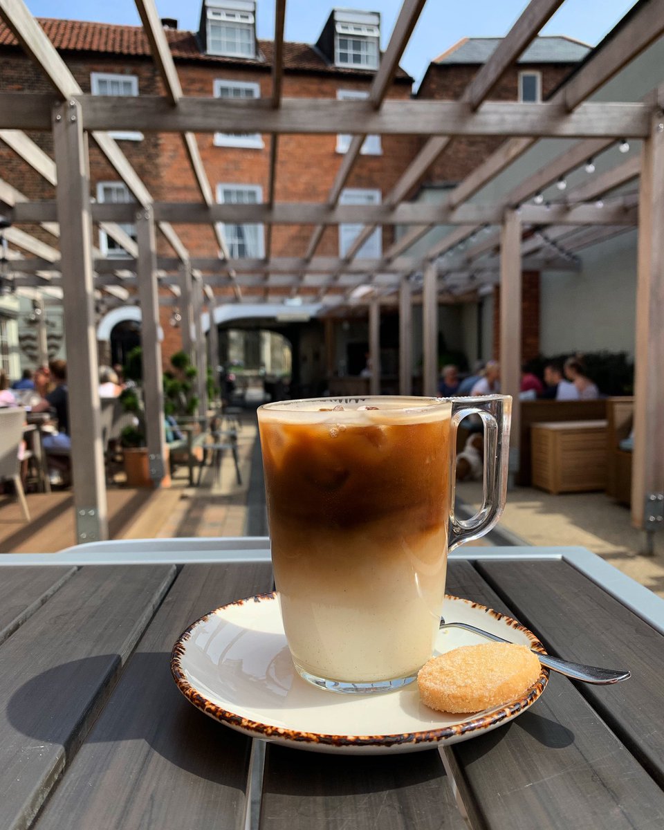 Sunny courtyard days call for iced coffee! Happy Sunday, Beverley 🌞