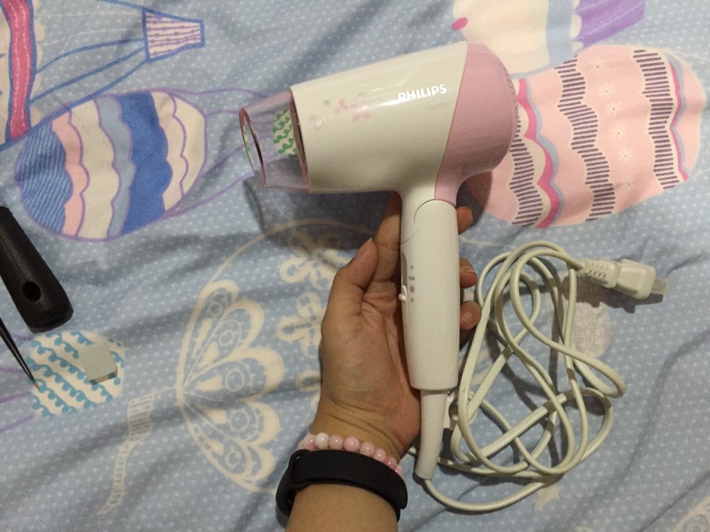 memyview's tweet photo. วันนี้เดินผ่านแถวไดร์เป่าผม Philips รุ่นนี้ดีมากแม่ เราซื้อมาใช้ตอนอยู่จีน ตั้งแต่ปี 2014 - ปจบ. ยังใช้ได้ดีไม่มีปัญหาอะไรเลย คือดีและทนมาก แนะนำสำหรับเด็กหอ คนงบน้อยไรงี้ ผมเรายาวถึงหลังใช้เวลาเป่าประมาณ 15 นาทีได้ มี 3 ระดับ เย็น อุ่น1 อุ่น2(ร้อน) สายไม่หักไม่ไรเลย ดีโคตร แนะนำ https://t.co/SkRDYEwi80