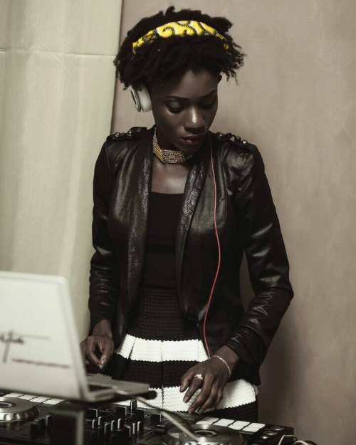 Y1079FM's tweet photo. She's smashing the decks!!! ๐จ๐จ๐ฑ ๐ฅ๐
๐๏ธ @MzOrstin rinsing #BreaktimeMix now!!
#Top20CountdownOnY ๐งฎ w/ ๐๏ธ @JonnyStone11 X ๐๏ธ @MzOrstin X ๐ป@Ian_PRICELESS
#ArtsAndCulture #3dayweekend https://t.co/KgU7cAZmHf