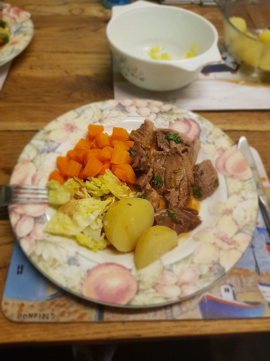 gremlin100's tweet photo. Doesn't get more local, our own home-bred #welshlamb, Dad's #potatoes from his garden and mint from garden 😍 good #food doesn't have to be complicated.
#pgilamb #welshlamb #hillfarm #wales #sundaylunch #supportlocal #supportbritishfood https://t.co/QkOfSE8n5o