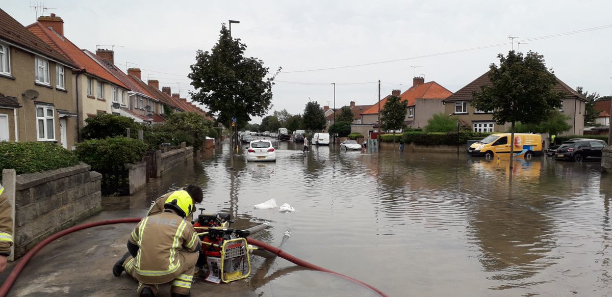 Firefighters were called to flooding after a water main burst in #Feltham Several roads were affected by the flood water and crews pumped it away from the roadway bit.ly/2KhjMFL
