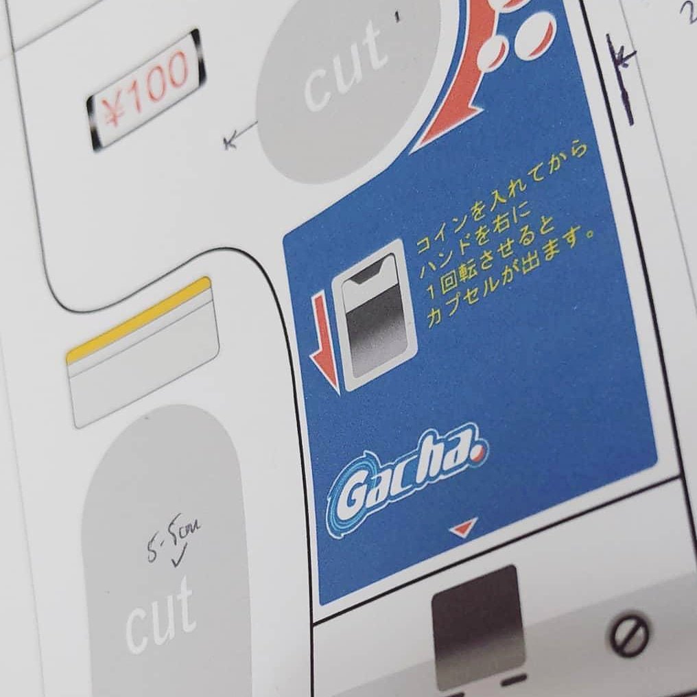 Ruciferluvsu's tweet photo. Putting together my 1/3 scale gacha machine today. Here is a pic from yesterday before I finalised the deisgn on the front.
#bjdprop #dollprop #diorama #Miniature https://t.co/AbAAlEoP82