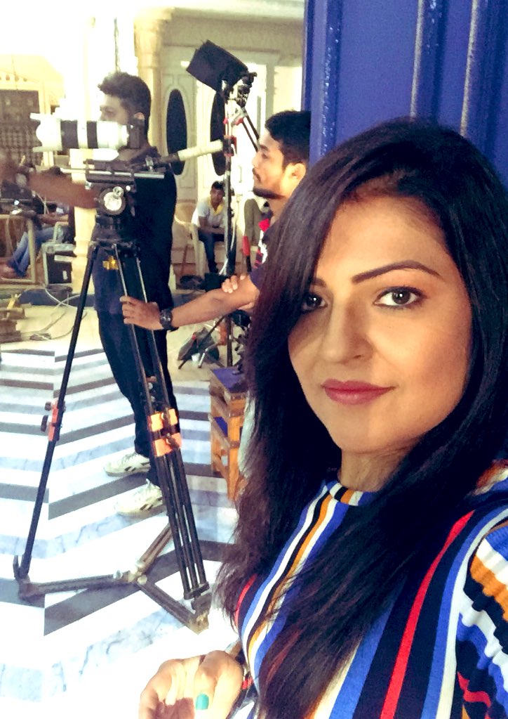 richasmukherjee's tweet photo. Lights. Camera. Action! But this once, in front of the camera๐ #funday #talkshow #shootday #shooting #somuchmakeup #RainyDay #comingsoon #excited https://t.co/wyxqFfckNj