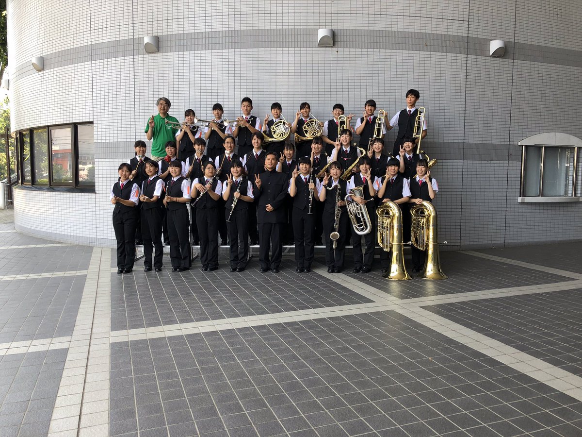 NNWE34th's tweet photo. 本日行われた吹奏楽コンクールB編成にて銀賞をいただきましたが、残念ながら3年生は今日で引退となります。
長いようであっという間でした。今思えば、すごい居心地が���くて今も引退の気持ちが全然湧きませんが、ここからは1.2年生の新体制となります！

応援して下さりありがとうございました！ https://t.co/9wo91UuDST