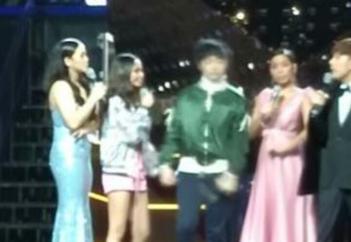 Whema1026's tweet photo. Ayan ah holding hands n sila!! Hahaha, ang saya nio db?! Sympre ako din!! 

PBB SHOIYEN https://t.co/6uixj3CLMh