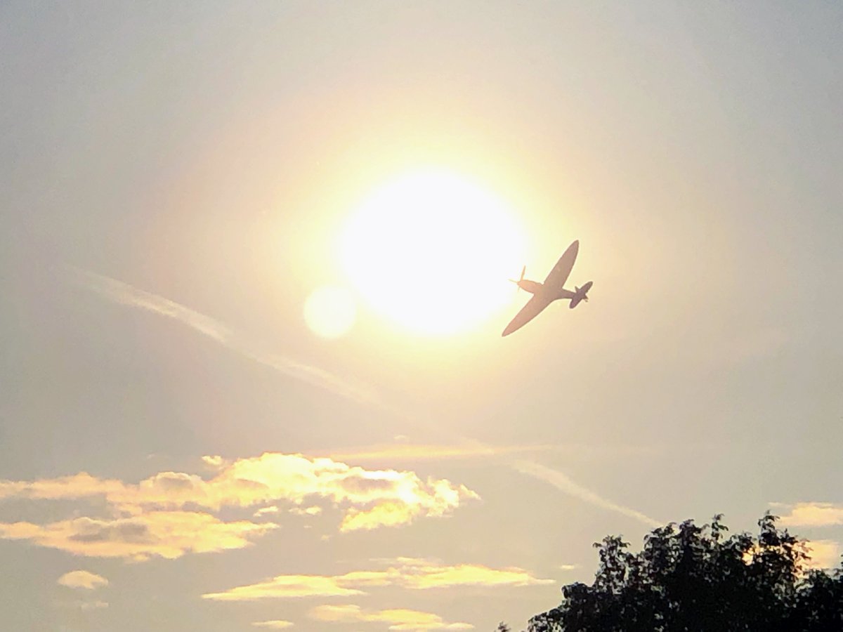 MozMoritz's tweet photo. Superb display as the sun was setting by the Grace Spitfire ML407 @BattleProms @HighclereCastle #Spitfire #GraceSpitfire #ML407 #Battleproms #England #Hampshire https://t.co/oex7B4DTCi