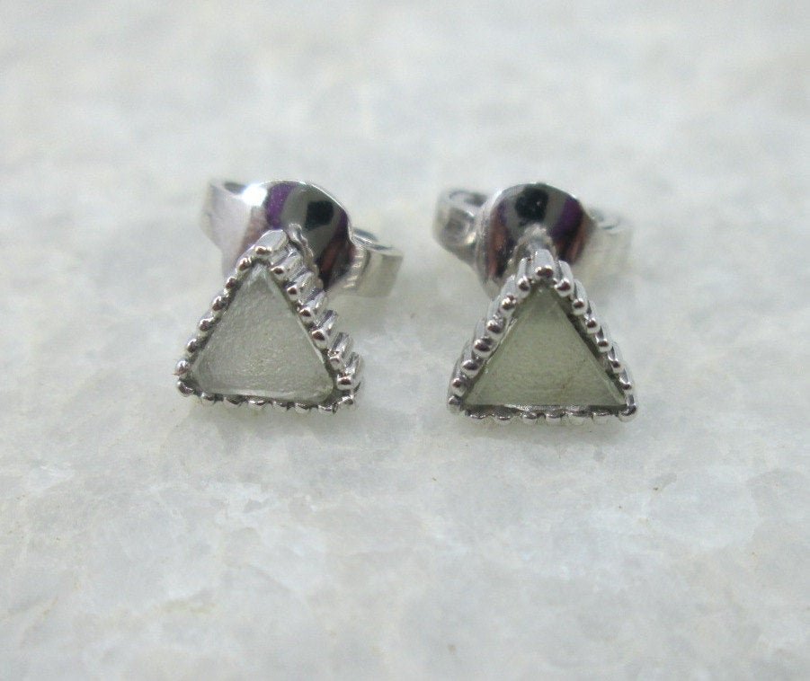 yunijewels's tweet photo. Raw Rough Diamond Earrings in Silver #etsy #jewelry #earrings #Thanksgiving #roughdiamond #diamondslice #rawdiamond #fashion #minimalist #gift #freeshipping #shopsmall #handmade #Anniversary #Diamond #diamondslice #diamondstuds #geometric #silver #sale  https://t.co/mfeHbV3LcK https://t.co/XwtoYRU0kx
