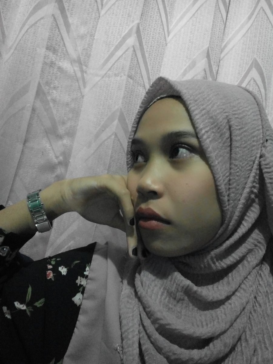 PipinMS's tweet photo. Tadi lagi kondangan ceritanya eh ketemu tuh sama yg dulu trus cewenya liat aku kaya liat pisang 
🐽 https://t.co/7qj7esJifs